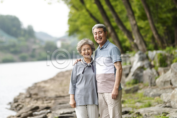 60대 70대 남자 노년 노인만 두명 사람 여자 한국인 JPG 앞모습 포토 강가 나무 남이섬 노부부 미소(표정) 바위 상반신 서기 숲 실버라이프 야외 어깨에손 응시 주간