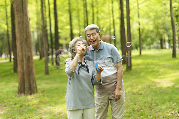 즐거움 60대 70대 남자 노년 노인만 두명 사람 여자 한국인 JPG 앞모습 포토 나무 남이섬 노부부 미소(표정) 불기 비눗방울 비눗방울놀이 상반신 숲 실버라이프 야외 어깨에손 응시 주간