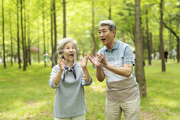 즐거움 60대 70대 남자 노년 노인만 두명 사람 여자 한국인 JPG 앞모습 포토 남이섬 노부부 놀람 미소(표정) 비눗방울 상반신 손짓 숲 실버라이프 야외 주간