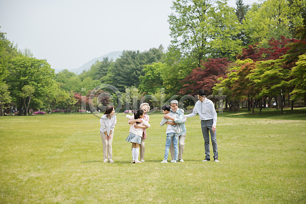 사랑 즐거움 10대 30대 60대 70대 남자 노년 사람 성인 어린이 여러명 여자 한국인 JPG 뒷모습 앞모습 포토 가족 가족라이프 가족애 나무 남매 남이섬 대가족 부모 부부 서기 손주 안기 야외 웃음 자녀 잔디 전신 조부모 주간