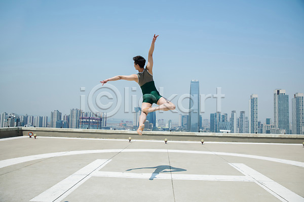 우아함 30대 남자 사람 성인 성인남자한명만 한국인 한명 JPG 뒷모습 포토 다리들기 도시 발레복 빌딩 손들기 야외 옥상 인천 전등 전신 점프 주간 춤 포즈 하늘