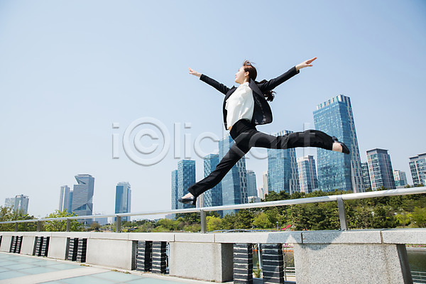 20대 사람 성인 성인여자한명만 여자 한국인 한명 JPG 옆모습 포토 다리벌리기 도시 비즈니스우먼 빌딩 야외 인천 전신 점프 정장 주간 춤 팔벌리기 포즈