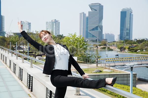 20대 사람 성인 성인여자한명만 여자 한국인 한명 JPG 앞모습 포토 강 공원 나무 난간 다리(건축물) 다리들기 도시 미소(표정) 비즈니스우먼 빌딩 서기 손들기 야외 응시 인천 전신 정장 주간 춤 포즈