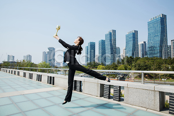 20대 사람 성인 성인여자한명만 여자 한국인 한명 JPG 옆모습 포토 공원 도시 들기 비즈니스우먼 빌딩 야외 응시 인천 전신 점프 정장 주간 춤 트로피