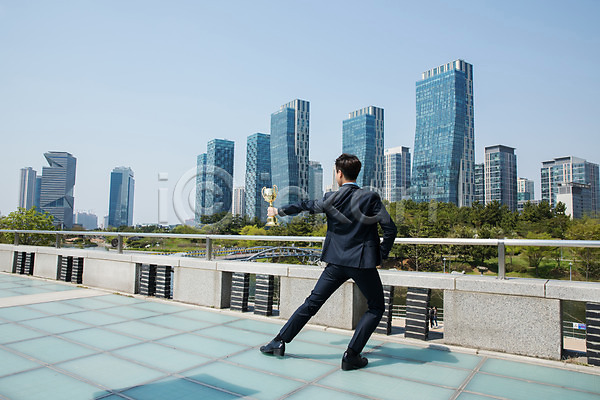 30대 남자 사람 성인 성인남자한명만 한국인 한명 JPG 뒷모습 포토 공원 도시 들기 비즈니스맨 빌딩 서기 야외 인천 전신 정장 주간 춤 트로피 포즈