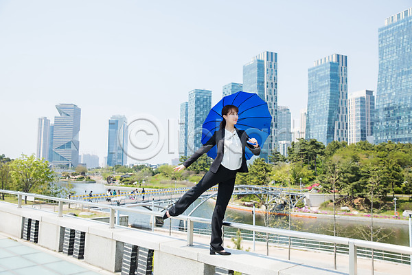20대 사람 성인 성인여자한명만 여자 한국인 한명 JPG 옆모습 포토 강 공원 난간 다리(건축물) 다리들기 도시 들기 비즈니스우먼 빌딩 서기 손들기 야외 우산 응시 인천 전신 정장 주간 춤 파란색 포즈