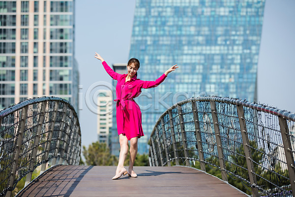 20대 사람 성인 성인여자한명만 여자 한국인 한명 JPG 앞모습 포토 난간 내려보기 다리(건축물) 도시 빌딩 서기 손들기 야외 원피스 응시 인천 전신 주간 춤 포즈