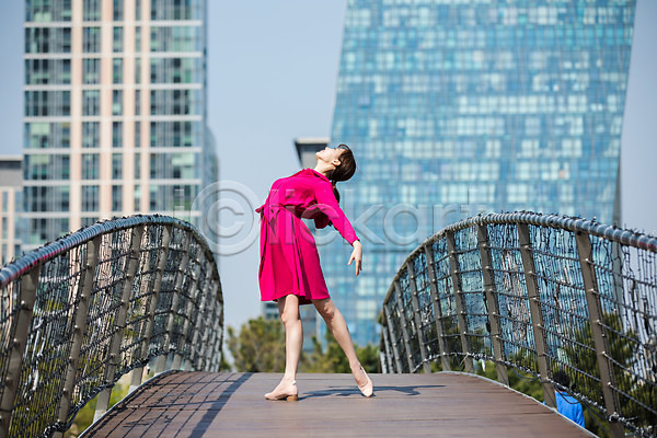 20대 사람 성인 성인여자한명만 여자 한국인 한명 JPG 옆모습 포토 난간 다리(건축물) 도시 빌딩 서기 야외 올려보기 원피스 응시 인천 전신 주간 춤 포즈