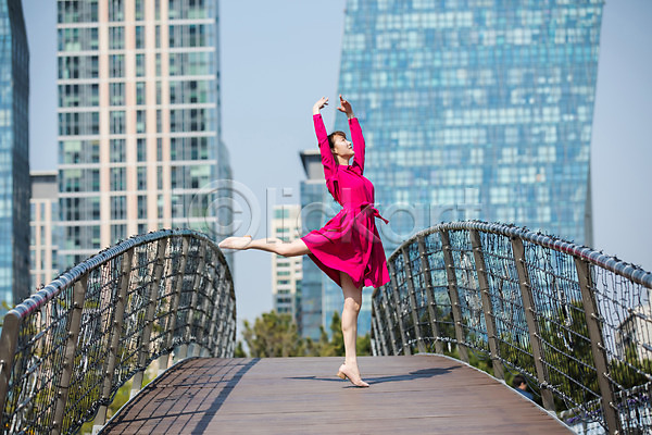 20대 사람 성인 성인여자한명만 여자 한국인 한명 JPG 옆모습 포토 다리(건축물) 다리들기 도시 빌딩 서기 손들기 야외 원피스 인천 전신 주간 춤 포즈