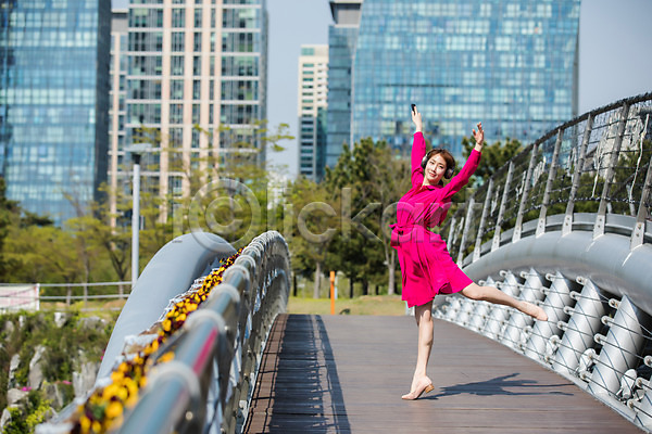 20대 사람 성인 성인여자한명만 여자 한국인 한명 JPG 옆모습 포토 공원 꽃 나무 다리(건축물) 다리들기 도시 들기 빌딩 서기 손들기 스마트폰 야외 원피스 응시 인천 전신 주간 춤 포즈 헤드셋