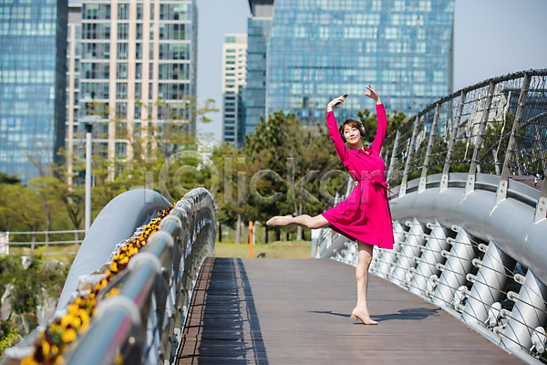 20대 사람 성인 성인여자한명만 여자 한국인 한명 JPG 앞모습 포토 공원 꽃 나무 다리(건축물) 다리들기 도시 들기 미소(표정) 빌딩 서기 손들기 스마트폰 야외 원피스 응시 인천 전신 주간 춤 포즈 헤드셋