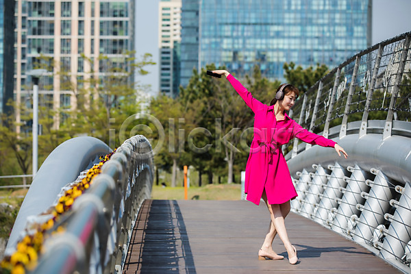 20대 사람 성인 성인여자한명만 여자 한국인 한명 JPG 앞모습 포토 공원 꽃 나무 다리(건축물) 도시 들기 미소(표정) 빌딩 서기 손들기 스마트폰 야외 원피스 응시 인천 전신 주간 춤 포즈 헤드셋