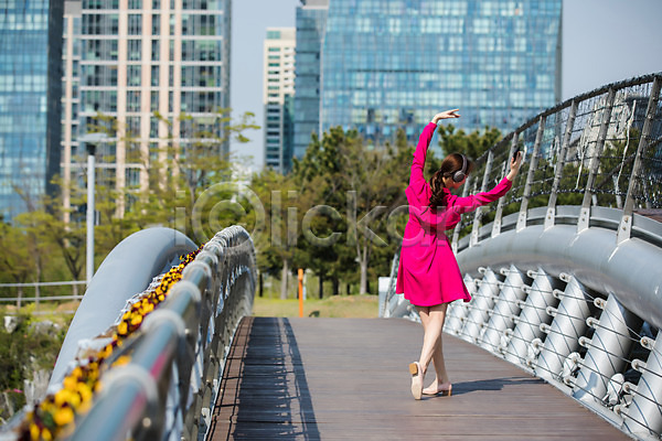 20대 사람 성인 성인여자한명만 여자 한국인 한명 JPG 뒷모습 포토 공원 꽃 나무 다리(건축물) 도시 들기 빌딩 서기 손들기 스마트폰 야외 원피스 인천 전신 주간 춤 포즈 헤드셋
