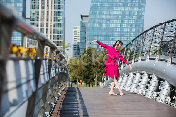 20대 사람 성인 성인여자한명만 여자 한국인 한명 JPG 앞모습 포토 꽃 나무 다리(건축물) 도시 들기 빌딩 서기 손들기 스마트폰 야외 원피스 인천 전신 주간 춤 포즈 헤드셋