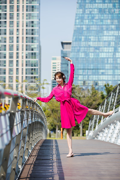 20대 사람 성인 성인여자한명만 여자 한국인 한명 JPG 앞모습 포토 난간 다리(건축물) 다리들기 도시 들기 빌딩 서기 손들기 스마트폰 야외 원피스 인천 잡기 전신 주간 춤 포즈 헤드셋