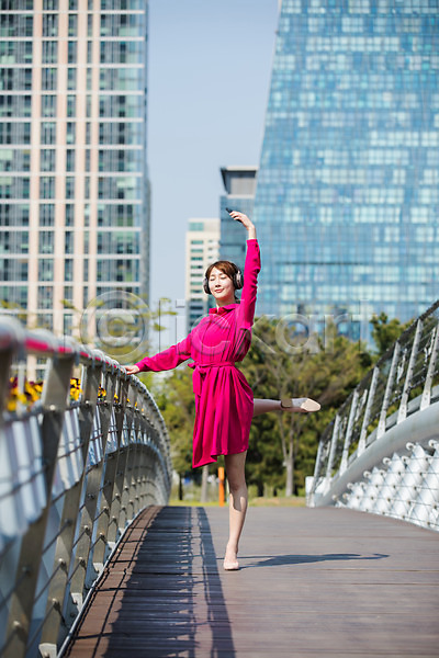 20대 사람 성인 성인여자한명만 여자 한국인 한명 JPG 앞모습 포토 난간 눈감음 다리(건축물) 다리들기 도시 들기 미소(표정) 빌딩 서기 손들기 스마트폰 야외 원피스 인천 잡기 전신 주간 춤 포즈 헤드셋
