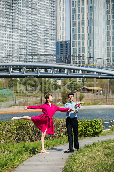 20대 30대 남자 두명 사람 성인 성인만 여자 한국인 JPG 앞모습 옆모습 포토 강 공원 꽃다발 다리(건축물) 다리들기 도시 들기 빌딩 산책로 서기 야외 원피스 인천 전신 주간 주기 춤 커플 포즈