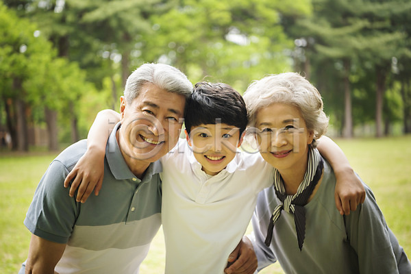 10대 60대 70대 남자 노년 사람 세명 어린이 여자 한국인 JPG 앞모습 포토 가족 가족애 남이섬 미소(표정) 상반신 소풍 손자 손주 야외 어깨동무 응시 잔디 조부모 주간 할머니 할아버지