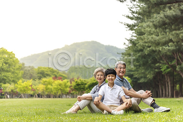 10대 60대 70대 남자 노년 사람 세명 어린이 여자 한국인 JPG 앞모습 옆모습 포토 가족 가족애 나무 남이섬 미소(표정) 소풍 손자 손주 숲 앉기 야외 응시 잔디 전신 조부모 주간 할머니 할아버지