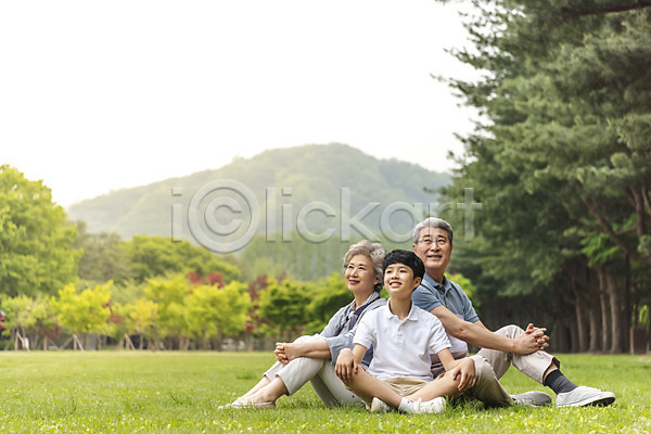 10대 60대 70대 남자 노년 사람 세명 어린이 여자 한국인 JPG 앞모습 옆모습 포토 가족 가족애 나무 남이섬 미소(표정) 소풍 손자 손주 숲 앉기 야외 응시 잔디 전신 조부모 주간 할머니 할아버지