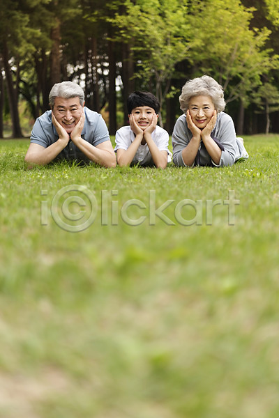 10대 60대 70대 남자 노년 사람 세명 어린이 여자 한국인 JPG 앞모습 포토 가족 가족애 나무 남이섬 미소(표정) 상반신 소풍 손자 손주 숲 야외 엎드리기 응시 잔디 조부모 주간 턱괴기 할머니 할아버지