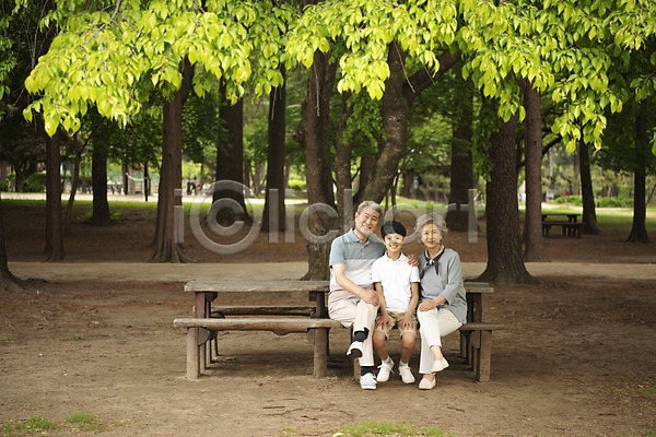 10대 60대 70대 남자 노년 사람 세명 어린이 여자 한국인 JPG 앞모습 포토 가족 가족애 나무 남이섬 미소(표정) 벤치 소풍 손자 손주 숲 앉기 야외 어깨에손 전신 조부모 주간 할머니 할아버지