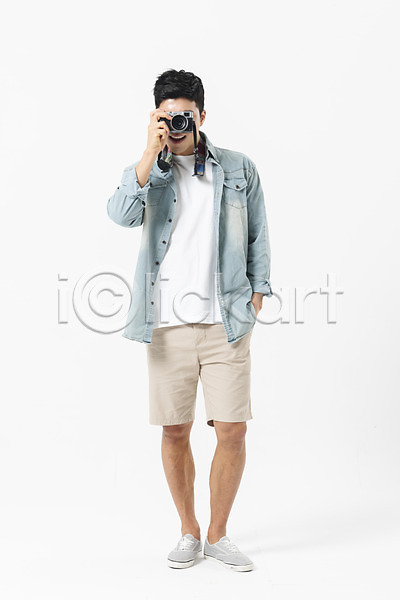 30대 남자 사람 성인 성인남자한명만 한국인 한명 JPG 앞모습 포토 미소(표정) 사진촬영 스튜디오촬영 실내 여름(계절) 전신 주머니손 카메라