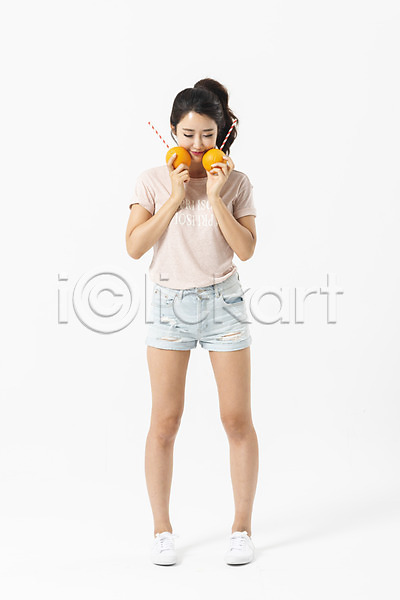 30대 사람 성인 성인여자한명만 여자 한국인 한명 JPG 앞모습 포토 두개 들기 미소(표정) 빨대 스튜디오촬영 실내 여름(계절) 오렌지 응시 전신 포즈
