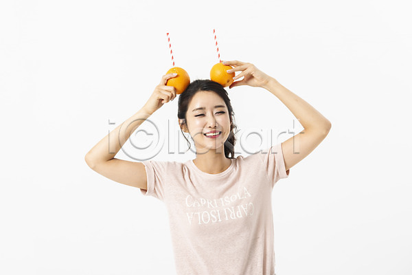 즐거움 30대 사람 성인 성인여자한명만 여자 한국인 한명 JPG 앞모습 포토 두개 들기 머리위 미소(표정) 빨대 상반신 스튜디오촬영 실내 여름(계절) 오렌지