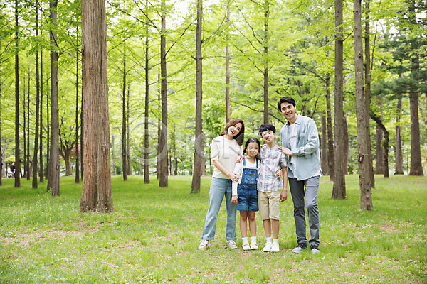10대 30대 40대 남자 사람 성인 어린이 여러명 여자 한국인 JPG 앞모습 포토 가족 나무 남이섬 미소(표정) 부모 서기 숲 야외 어깨에손 자녀 잔디 전신 주간 핵가족
