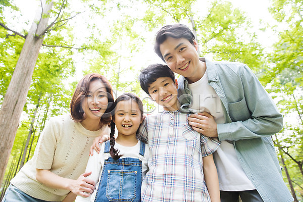 10대 30대 40대 남자 사람 성인 어린이 여러명 여자 한국인 JPG 로우앵글 앞모습 포토 가족 나무 남이섬 미소(표정) 부모 상반신 야외 어깨에손 자녀 주간 핵가족