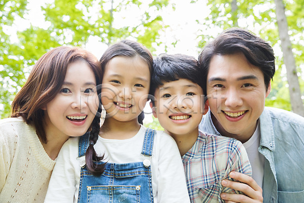 10대 30대 40대 남자 사람 성인 어린이 여러명 여자 한국인 JPG 근접촬영 앞모습 포토 가족 나무 남이섬 미소(표정) 부모 상반신 야외 자녀 주간 핵가족