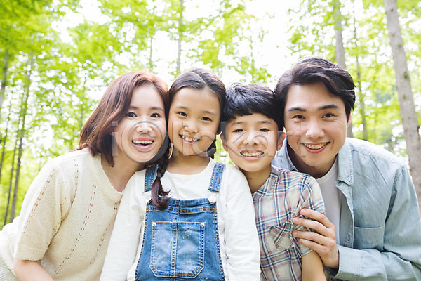 10대 30대 40대 남자 사람 성인 어린이 여러명 여자 한국인 JPG 근접촬영 앞모습 포토 가족 나무 남이섬 미소(표정) 부모 상반신 야외 자녀 주간 핵가족