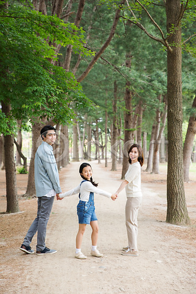 산책 30대 40대 남자 사람 성인 세명 어린이 여자 한국인 JPG 뒷모습 포토 가족 걷기 나무 남이섬 뒤돌아보기 미소(표정) 부모 손잡기 숲길 야외 자녀 전신 주간 핵가족