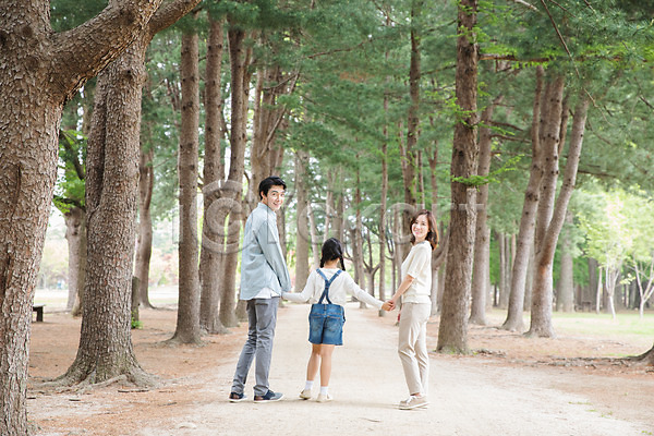 산책 30대 40대 남자 사람 성인 세명 어린이 여자 한국인 JPG 뒷모습 포토 가족 걷기 나무 남이섬 뒤돌아보기 미소(표정) 부모 손잡기 숲길 야외 자녀 전신 주간 핵가족