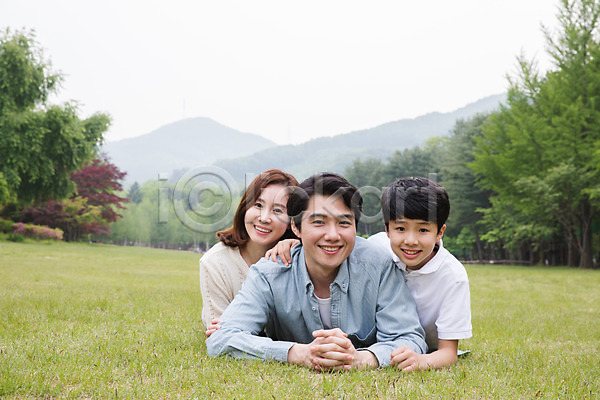 10대 30대 40대 남자 사람 성인 세명 어린이 여자 한국인 JPG 앞모습 포토 가족 나무 남이섬 미소(표정) 부모 상반신 숲 아들 야외 어깨에손 엎드리기 자녀 잔디 주간 핵가족