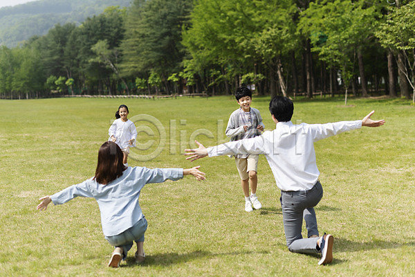 10대 30대 40대 남자 사람 성인 어린이 여러명 여자 한국인 JPG 뒷모습 앞모습 포토 가족 나무 남이섬 달리기 마주보기 미소(표정) 부모 앉기 야외 자녀 전신 주간 초원(자연) 팔벌리기 핵가족