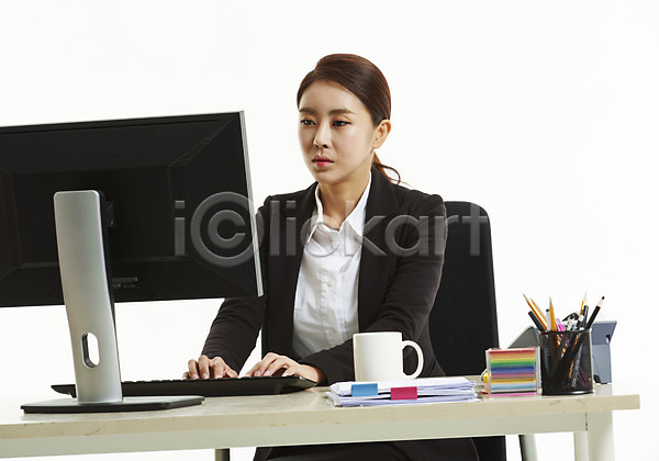 30대 사람 성인 성인여자한명만 여자 한국인 한명 JPG 앞모습 포토 머그컵 무표정 문서 비즈니스우먼 사무실 상반신 스튜디오촬영 앉기 업무 연필꽂이 응시 의자 작업 전화기 정장 직장인 책상 컴퓨터 키보드 타이핑 포스트잇