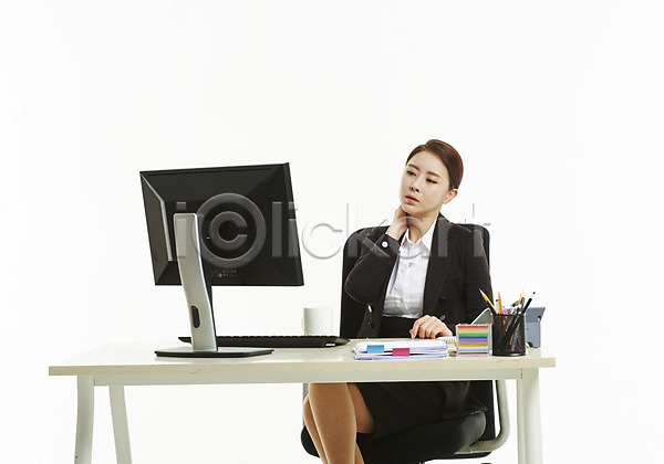 피곤 30대 사람 성인 성인여자한명만 여자 한국인 한명 JPG 앞모습 포토 머그컵 목통증 문서 비즈니스우먼 사무실 상반신 스튜디오촬영 앉기 업무과다 연필꽂이 응시 의자 작업 정장 직장인 책상 치마정장 컴퓨터 포스트잇