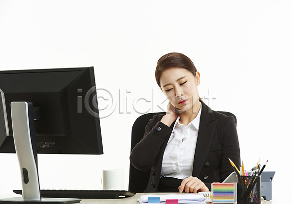 피곤 30대 사람 성인 성인여자한명만 여자 한국인 한명 JPG 앞모습 포토 눈감음 머그컵 목통증 문서 비즈니스우먼 사무실 상반신 스튜디오촬영 앉기 업무과다 연필꽂이 의자 작업 전화기 정장 직장인 책상 컴퓨터 포스트잇