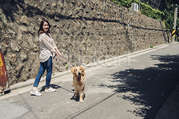 산책 20대 사람 성인 성인여자한명만 여자 한국인 한명 JPG 뒷모습 포토 강아지 골든리트리버 뒤돌아보기 목줄 미소(표정) 반려 반려동물 야외 잡기 전신 주간 펫팸족 한마리