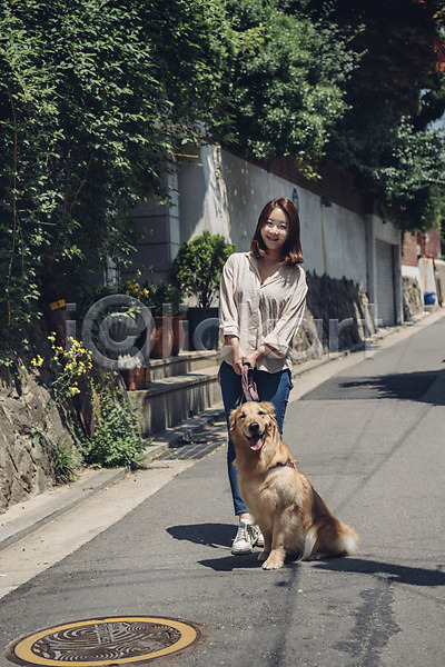 산책 20대 사람 성인 성인여자한명만 여자 한국인 한명 JPG 앞모습 포토 강아지 골든리트리버 목줄 미소(표정) 반려 반려동물 야외 잡기 전신 주간 펫팸족 하수구 한마리
