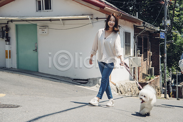 산책 20대 사람 성인 성인여자한명만 여자 한국인 한명 JPG 앞모습 포토 강아지 걷기 목줄 미소(표정) 반려 반려동물 비숑프리제 야외 잡기 전신 주간 주택 펫팸족 한마리