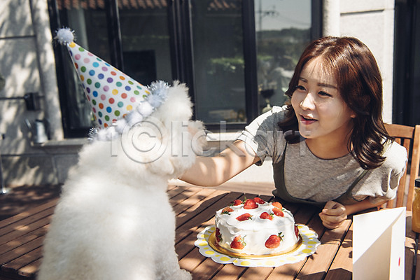 20대 사람 성인 성인여자한명만 여자 한국인 한명 JPG 앞모습 포토 강아지 미소(표정) 반려 반려동물 비숑프리제 상반신 생일상 생일케이크 생일파티 야외 주간 창가 펫팸족 한마리