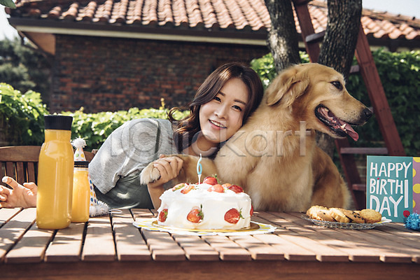 행복 20대 사람 성인 성인여자한명만 여자 한국인 한명 JPG 앞모습 포토 강아지 골든리트리버 미소(표정) 반려 반려동물 발 상반신 생일상 생일케이크 생일파티 야외 잡기 주간 쿠키 펫팸족 한마리