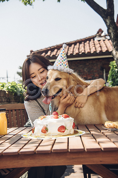 사랑 20대 사람 성인 성인여자한명만 여자 한국인 한명 JPG 앞모습 포토 강아지 골든리트리버 미소(표정) 반려 반려동물 상반신 생일상 생일케이크 생일파티 안기 야외 주간 쿠키 펫팸족 한마리