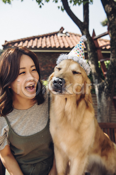 20대 사람 성인 성인여자한명만 여자 한국인 한명 JPG 앞모습 포토 강아지 골든리트리버 미소(표정) 반려 반려동물 상반신 생일파티 야외 주간 펫팸족 한마리