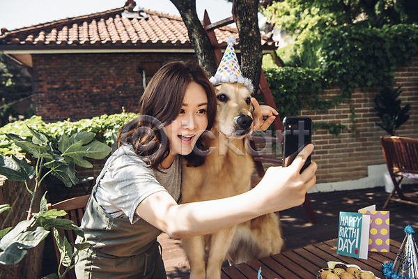 즐거움 20대 사람 성인 성인여자한명만 여자 한국인 한명 JPG 앞모습 포토 강아지 골든리트리버 미소(표정) 반려 반려동물 상반신 생일파티 셀프카메라 야외 주간 쿠키 펫팸족 한마리 핸드폰