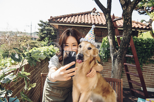 20대 사람 성인 성인여자한명만 여자 한국인 한명 JPG 앞모습 포토 강아지 골든리트리버 반려 반려동물 상반신 생일파티 셀프카메라 안기 야외 주간 펫팸족 한마리