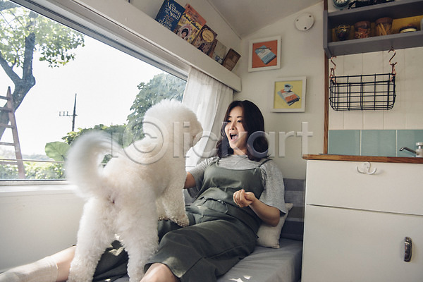 20대 사람 성인 성인여자한명만 여자 한국인 한명 JPG 앞모습 포토 강아지 마주보기 미소(표정) 반려 반려동물 비숑프리제 상반신 실내 앉기 주간 캠핑 캠핑카 펫팸족 한마리